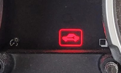 Why is there a red key in car symbol on the dashboard